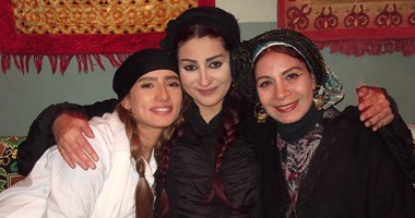 ننشر صورة لوفاء عامر وزينة من كواليس تصوير "الليلة الكبيرة"