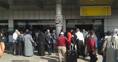 بالصور..تكدس الركاب أمام صالات السفر بمطار القاهرة بعد تشديد الإجراءات الأمنية.. وخبراء المفرقعات يجرون عمليات تمشيط بأنحاء المكان.. واستياء بين العاملين والركاب بعد تغيير مسار أتوبيس الخدمة المجانية