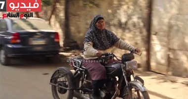 بالفيديو.. “نحمده”.. مسنة تتحدى إعاقتها وتدير ساحة سيارات بـ”موتوسيكل”