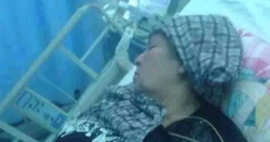تداول صورة لوالدة معاذ الكساسبة بالمستشفى وأنباء عن وفاتها