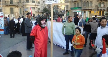 بالصور.. متظاهر يقيم "مشنقة رمزية" لـ"مرسى" فى ميدان عبد المنعم رياض