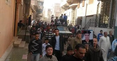 بالصور.. مسيرة لأهالى قرية أحد شهداء سيناء فى الشرقية لدعم الجيش