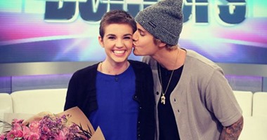 جاستين بيبر يفاجئ إحدى معجباته بقبلة وباقة من الزهور