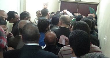 زحام شديد لمرشحى النواب أثناء تقديم أوراقهم بمحكمة المنيا