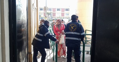 أفراد الأمن المركزى ينتشرون أمام بوابات جامعة عين شمس لتأمينها