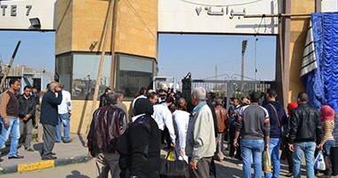 انتشار مكثف لرجال مرور القاهرة بمحيط معرض الكتاب لتنظيم حركة السيارات