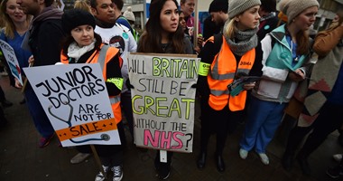 بالصور.. آلاف الأطباء المبتدئين يبدأون إضرابا عن العمل فى شتى أنحاء إنجلترا