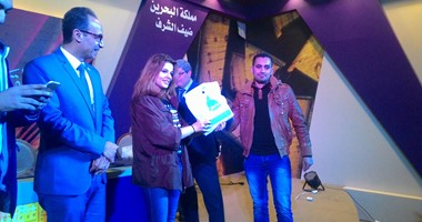 بالصور.. هيثم الحاج على يكرم الفائزين بمسابقة "إف أم" بمعرض الكتاب