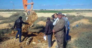 بالصور.. إزالة تعديات قرية سياحية على خط المياه المغذى لمطروح