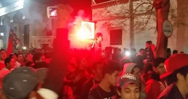 بالصور.. مشجعو الأهلى يحتفلون بالفوز على الزمالك فى ميادين الغربية