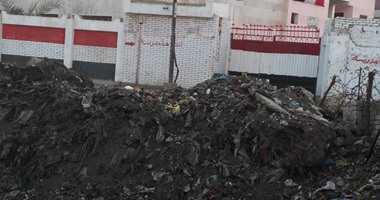 صحافة المواطن.. شكوى من محاصرة القمامة لمدرسة جمال حلمى بالغربية
