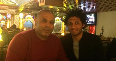 قارئ يشارك بصور لمحمد الننى بصحبة أحد المصريين داخل مطعم بلندن
