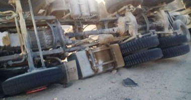 بالصور.. انقلاب شاحنة فوسفات بطريق قفط القصير وإصابة سائقها