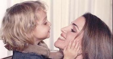 الملكة رانيا تنشر صورة قديمة برفقة ابنتها "إيمان" فى طفولتها