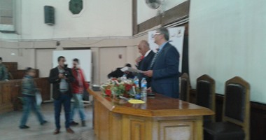 نائب رئيس جامعة القاهرة يسلم شهادات المرحلة الثانية للمشاركين بجامعة الطفل
