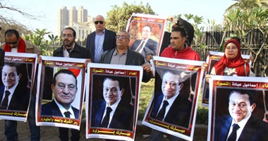 مؤيدو مبارك للرئيس الأسبق فى ذكرى تحرير سيناء: "يا نسر ما يهزك ريح"