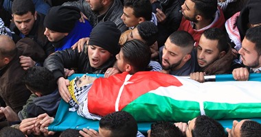 بالصور.. الفلسطينيون يشيعون شابا قتلته القوات الإسرائيلية بالضفة الغربية