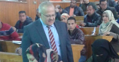 بالصور.. نائب رئيس جامعة القاهرة يتفقد لجان امتحان التعليم المفتوح