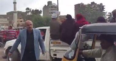 تداول فيديو لرئيس مدينة نبروة بالدقهلية أثناء تنظيمه المرور لفض التكدس
