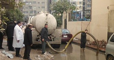 بالصور.. مياه الأمطار والصرف تحاصر مستشفى المبرة فى طنطا