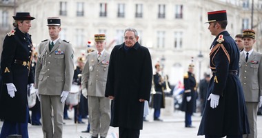 بالصور.. راوول كاسترو يبدأ زيارة لفرنسا تكريسا لتطبيع العلاقات مع أوروبا