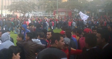 بدء تجمع الألتراس عند محطة الأوبرا استعداداً لحضور مران الأهلى