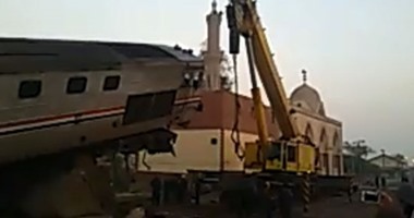 بالفيديو والصور.. أوناش "السكك الحديدية" تبدأ رفع قطار بنى سويف
