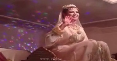 بالفيديو..لحظة سقوط عروسة مغربية ليلة زفافها من فوق “العمارية”