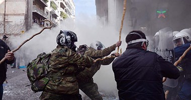 بالصور.. شرطة اليونان تطلق الغاز المسيل للدموع لتفرق مزارعين غاضبين فى أثينا
