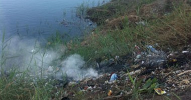 بالصور.. القمامة على ضفاف النيل بقرية دندرة بقنا والأهالى يستغيثون