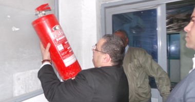 وزير الاستثمار يرفع أسطوانة إطفاء للتأكد من الجودة داخل مصنع كيما