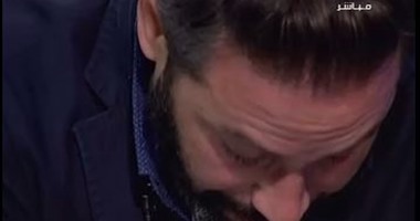 بالفيديو.. حازم إمام ينهمر فى البكاء على الهواء بسبب "الثعلب الكبير"