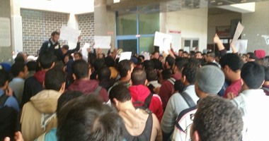 طلاب المعهد التكنولوجى بأكتوبر ينظمون وقفة احتجاجية لتنفيذ مطالبهم