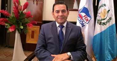 رئيس جواتيمالا يتبرع بأكثر من نصف راتبه لمساعدة الفقراء