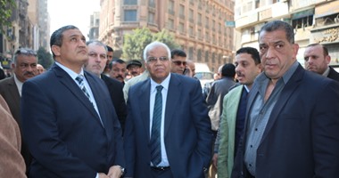 محافظ القاهرة يتابع إزالة إشغالات محلات سوق الكهرباء بالموسكى