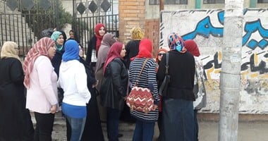 أولياء أمور طلاب مدرسة بالدقى ينظمون وقفة احتجاجية أمام مجلس الوزراء