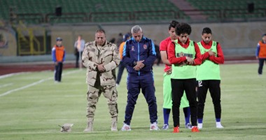 بالصور.. حسين السيد يؤم نجوم الأهلى فى صلاة المغرب