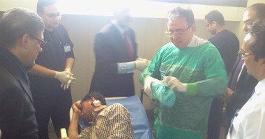 وزير الصحة يجرى عملية لمصاب فى مستشفى شرم الشيخ الدولى