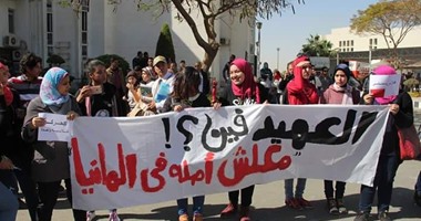 بالصور.. طلاب كلية تكنولوجيا المعلومات بجامعة مصر يطالبون بإقالة العميد