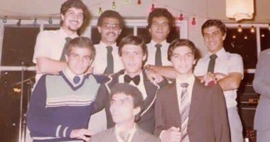 عمرو دياب ينشر صورة مع فريق " الديفيلز" من الثمانينات