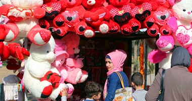 البهجة والألوان والقلوب الحمراء تطغى على "بغداد" فى عيد الحب