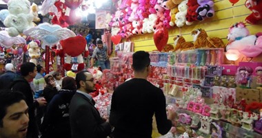 بالصور.. كورنيش الإسكندرية يحتفل بعيد الحب.. والهدايا والورود تنتشر بشوارع عروس البحر.. وزحام بالسينمات والمتنزهات .. والبائعون: "ليلة مفترجة ورزقها واسع"