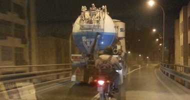 سيارة شفط مياه تخالف قرار محافظ القاهرة وتسير أعلى كوبرى الأزهر