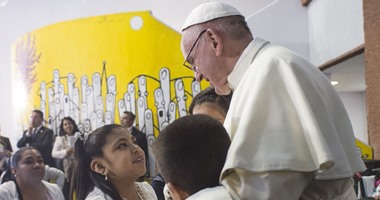 البابا فرنسيس يصطحب معه 12 لاجئا سوريا من ليسبوس إلى الفاتيكان