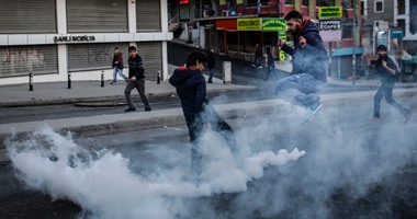بالصور.. الشرطة التركية تطلق قنابل الغاز على متظاهرين ضد حكومة أردوغان