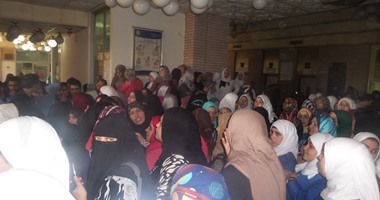 بالصور.. ممرضو الإسماعيلية يواصلون الإضراب عن العمل لعدم إدراجهم فى الكادر