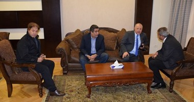 أبو ريدة وسويلم ومجاهد مع الوزير لمناقشة أزمة " طائرة " المنتخب