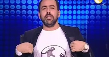 بالفيديو..يوسف الحسينى يرتدى "تى شيرت" وطن بلا تعذيب على الهواء