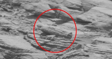 علماء يرصدون جسما غريبا على المريخ يشبه تابوت المومياء الفرعونية