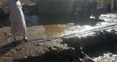 بالصور.. غرق منطقة الكرور فى أسوان بمياه الصرف بسبب كسر الخط الرئيسى
